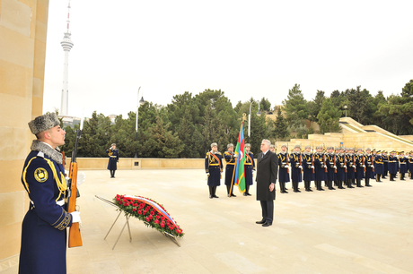 Serbian president pays tribute to Azerbaijani national leader and martyrs (PHOTO)