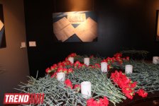 В Баку открылась фотовыставка личных вещей жертв Ходжалинской трагедии (фото)
