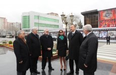 Президент Азербайджана и его супруга приняли участие в церемонии поминовения памяти жертв Ходжалинской трагедии (версия 2) (ФОТО)