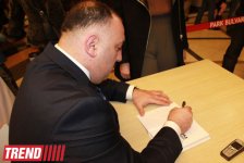 Бахрам Багирзаде на 8 марта презентовал книгу  "О чем говорят женщины?" (фотосессия)