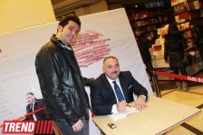 Бахрам Багирзаде на 8 марта презентовал книгу  "О чем говорят женщины?" (фотосессия)