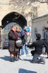 "Каждой женщине - по цветку" – праздничная акция в Ичери Шехер (фото)