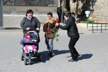 "Каждой женщине - по цветку" – праздничная акция в Ичери Шехер (фото)
