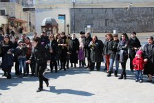 "Каждой женщине - по цветку" – праздничная акция в Ичери Шехер (фото)