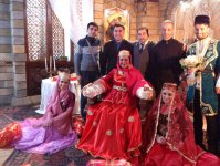 Азербайджанские радиоведущие и молодые певцы в национальных костюмах (фотосессия)