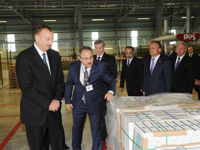 Президент Азербайджана принял участие в открытии завода по производству керамических плит в Гаджигабуле (ФОТО)