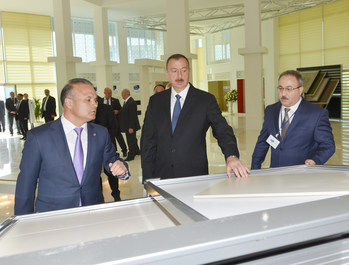 Президент Азербайджана принял участие в открытии завода по производству керамических плит в Гаджигабуле (ФОТО)