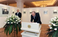 Президент Латвии ознакомился с Фондом Гейдара Алиева (ФОТО)
