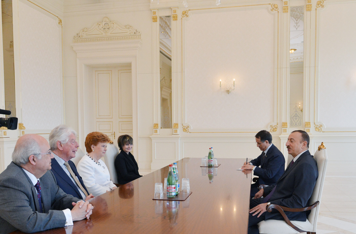 Президент Азербайджана принял представителей Международного центра Низами Гянджеви и Мадридского клуба