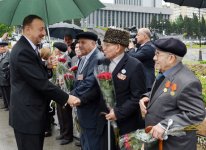 Президент Азербайджана и его супруга приняли участие в торжественной церемонии по случаю Дня Победы над фашизмом (версия 2) (ФОТО)