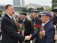 Президент Азербайджана и его супруга приняли участие в торжественной церемонии по случаю Дня Победы над фашизмом (версия 2) (ФОТО)