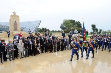 Президент Азербайджана и его супруга приняли участие в торжественной церемонии по случаю Дня Победы над фашизмом (версия 2) (ФОТО)