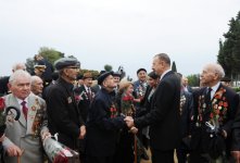 Президент Азербайджана и его супруга приняли участие в торжественной церемонии по случаю Дня Победы над фашизмом (версия 2) (ФОТО)