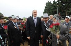 Президент Азербайджана и его супруга приняли участие в торжественной церемонии по случаю Дня Победы над фашизмом (версия 2) (ФОТО)