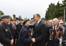 Президент Азербайджана и его супруга приняли участие в торжественной церемонии по случаю Дня Победы над фашизмом (версия 2) (ФОТО)