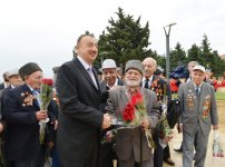 Президент Азербайджана и его супруга приняли участие в торжественной церемонии по случаю Дня Победы над фашизмом (версия 2) (ФОТО)