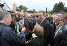 Президент Азербайджана и его супруга приняли участие в торжественной церемонии по случаю Дня Победы над фашизмом (версия 2) (ФОТО)
