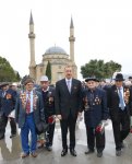 Президент Азербайджана и его супруга приняли участие в торжественной церемонии по случаю Дня Победы над фашизмом (версия 2) (ФОТО)