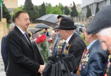 Президент Азербайджана и его супруга приняли участие в торжественной церемонии по случаю Дня Победы над фашизмом (версия 2) (ФОТО)