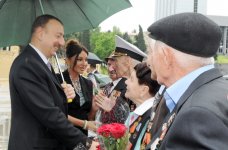 Президент Азербайджана и его супруга приняли участие в торжественной церемонии по случаю Дня Победы над фашизмом (версия 2) (ФОТО)
