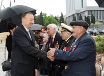 Президент Азербайджана и его супруга приняли участие в торжественной церемонии по случаю Дня Победы над фашизмом (версия 2) (ФОТО)