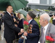 Президент Азербайджана и его супруга приняли участие в торжественной церемонии по случаю Дня Победы над фашизмом (версия 2) (ФОТО)