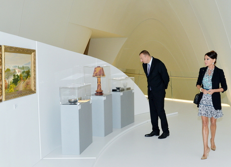 Azerbaijani President visits Heydar Aliyev Museum in Heydar Aliyev Center (PHOTO)