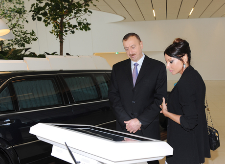 Azerbaijani President visits Heydar Aliyev Museum in Heydar Aliyev Center (PHOTO)