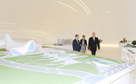 Azerbaijani President visits Heydar Aliyev Museum in Heydar Aliyev Center (PHOTO)