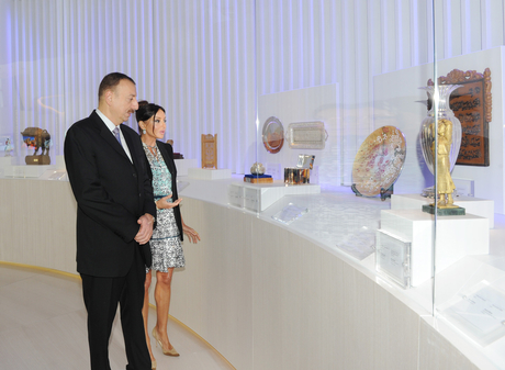 Azerbaijani President visits Heydar Aliyev Museum in Heydar Aliyev Center (PHOTO)