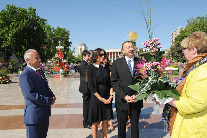 Президент Азербайджана и его супруга приняли участие в Празднике цветов в Баку (версия 2) (ФОТО)