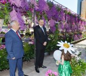 Президент Азербайджана и его супруга приняли участие в Празднике цветов в Баку (версия 2) (ФОТО)