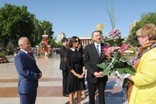 Президент Азербайджана и его супруга приняли участие в Празднике цветов в Баку (версия 2) (ФОТО)