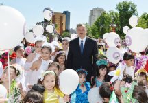 Президент Азербайджана и его супруга приняли участие в Празднике цветов в Баку (версия 2) (ФОТО)
