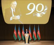 Ильхам Алиев и его супруга приняли участие в церемонии, посвященной 90-летнему юбилею общенационального лидера Азербайджана Гейдара Алиева (ФОТО)