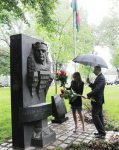 Президент Азербайджана и его супруга посетили памятник Узеиру Гаджибейли в Вене (ФОТО)