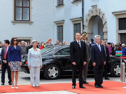 Azerbaijani President officially welcomed to Vienna (PHOTO)