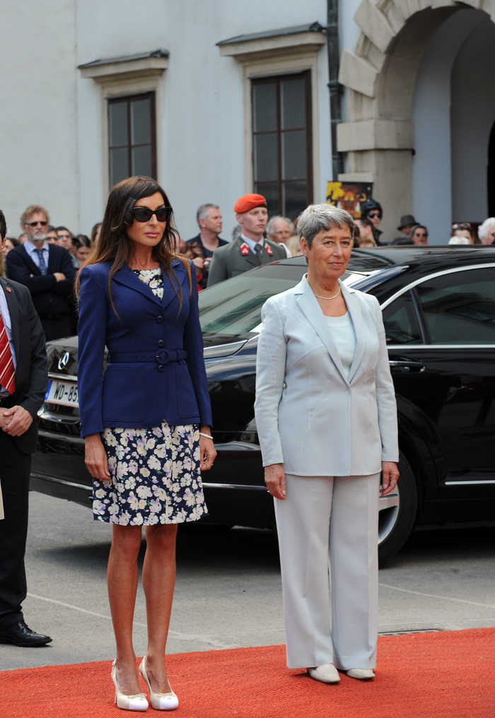 Azerbaijani President officially welcomed to Vienna (PHOTO)