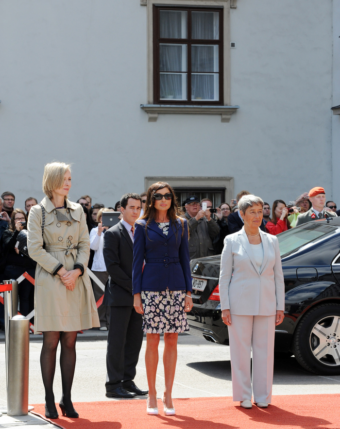 Azerbaijani President officially welcomed to Vienna (PHOTO)