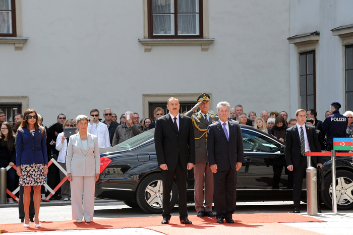 Azerbaijani President officially welcomed to Vienna (PHOTO)