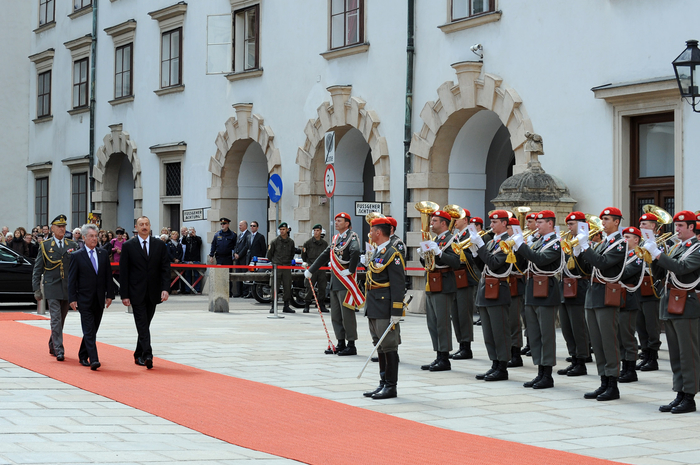 Azerbaijani President officially welcomed to Vienna (PHOTO)