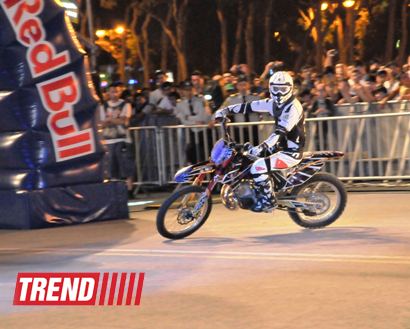 Умопомрачительные трюки мотоциклистов в вечернем Баку - Red Bull X Fighters Jams (фото)