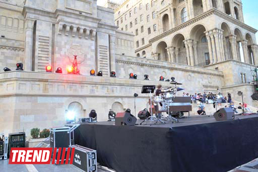 Умопомрачительные трюки мотоциклистов в вечернем Баку - Red Bull X Fighters Jams (фото)