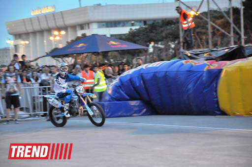 Умопомрачительные трюки мотоциклистов в вечернем Баку - Red Bull X Fighters Jams (фото)
