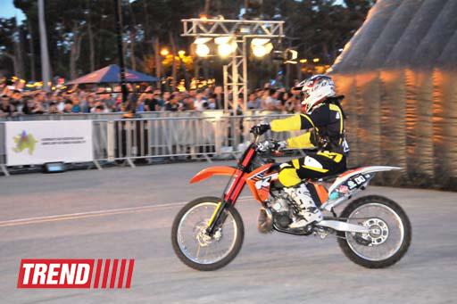 Умопомрачительные трюки мотоциклистов в вечернем Баку - Red Bull X Fighters Jams (фото)