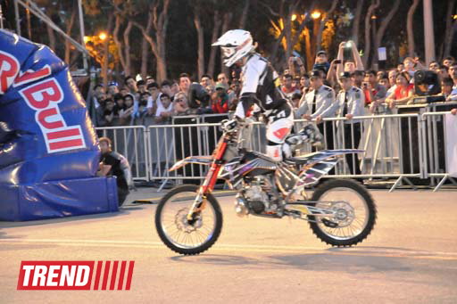 Умопомрачительные трюки мотоциклистов в вечернем Баку - Red Bull X Fighters Jams (фото)