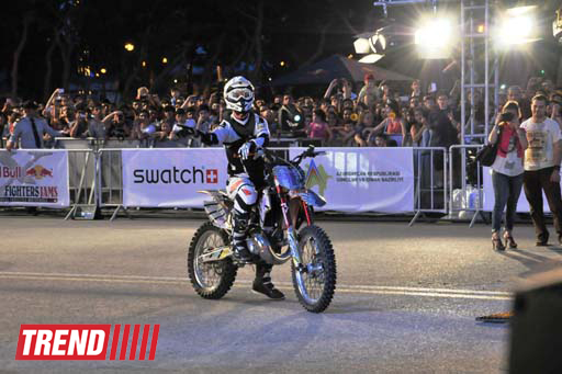 Умопомрачительные трюки мотоциклистов в вечернем Баку - Red Bull X Fighters Jams (фото)
