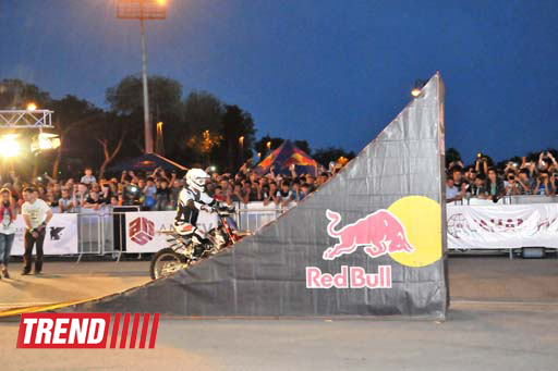 Умопомрачительные трюки мотоциклистов в вечернем Баку - Red Bull X Fighters Jams (фото)