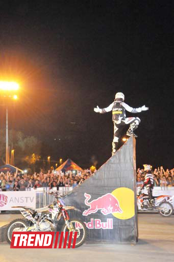 Умопомрачительные трюки мотоциклистов в вечернем Баку - Red Bull X Fighters Jams (фото)