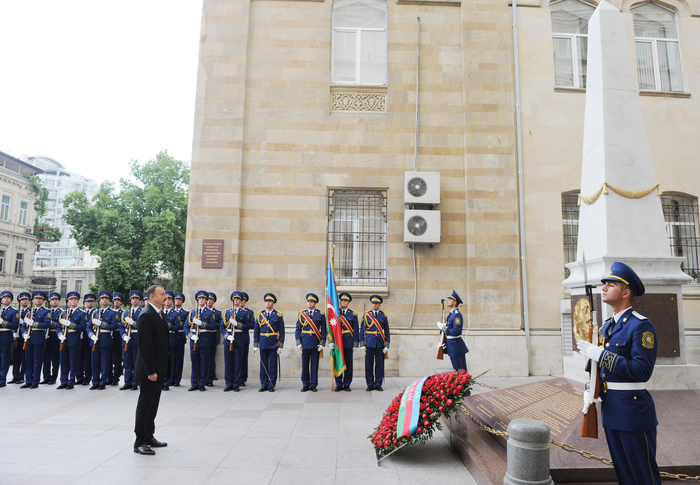Президент Ильхам Алиев посетил монумент, воздвигнутый в честь Азербайджанской Демократической Республики (ФОТО)